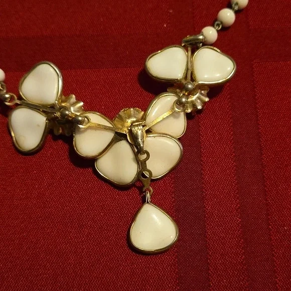 Vintage 1950's Coro poured milk glass half-Camellia pendant with beads - Picture 6 of 7